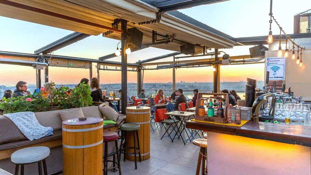 photo Balcony Café Bar in Istanbul with a marvelous view of the cityscape