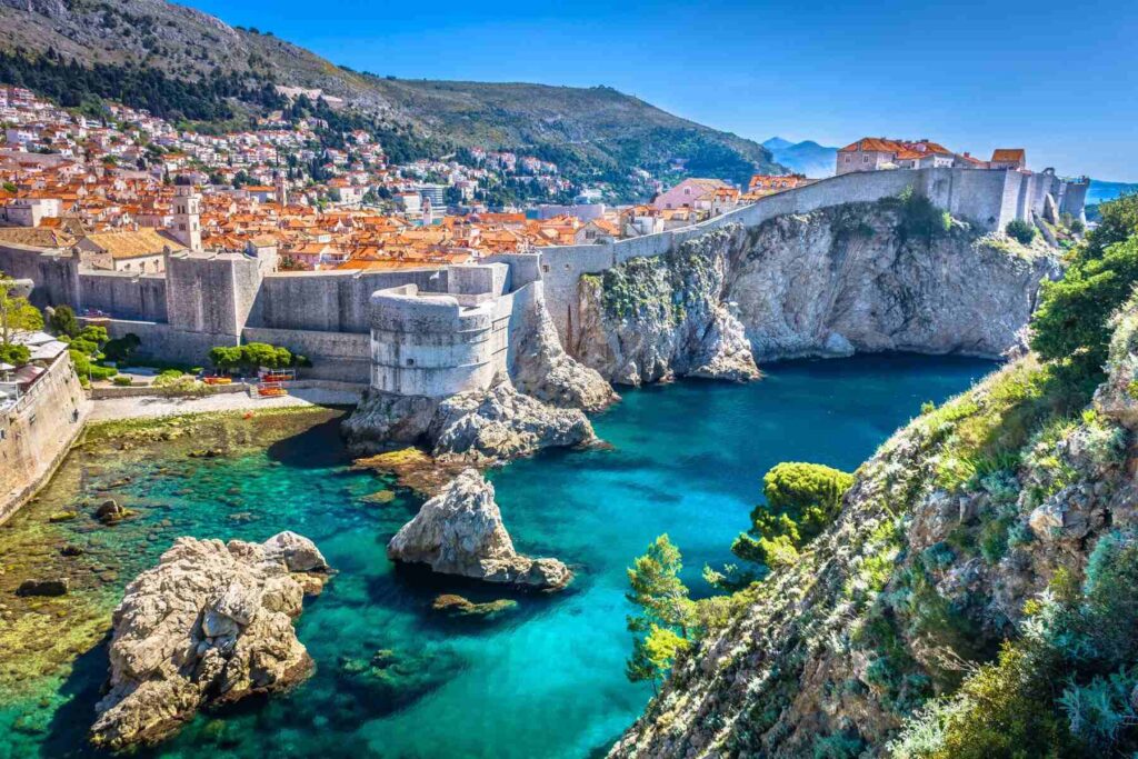 Photo of an incredible aerial view of a wall in the rock above the water in the city of old Dubrovnik in Croatia