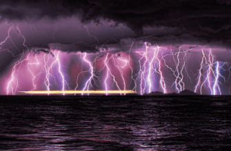 a picture of a lot of lightning in the ocean